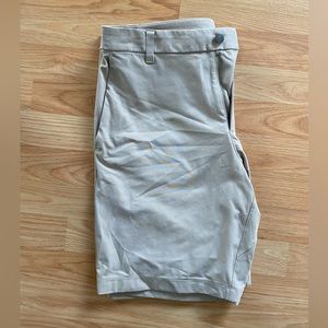 Commission Classic-Fit Short 9"
Warpstreme - Light khaki